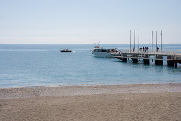 Minori – piękne miasteczko turystyczne we Włoszech na wybrzeżu Amalfi z piękną plażą i pomostem. Domy na stromym zboczu i piękne widoki. © Franciszek
