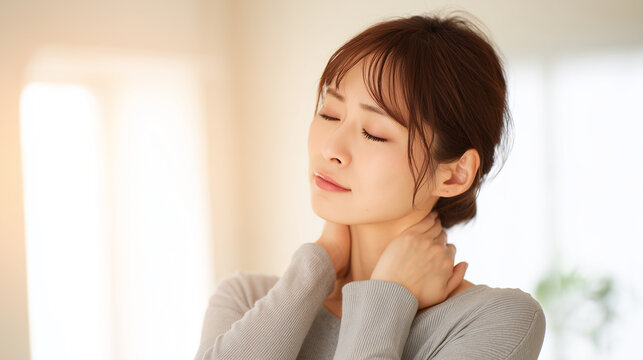 首をほぐす日本人女性のクローズアップ