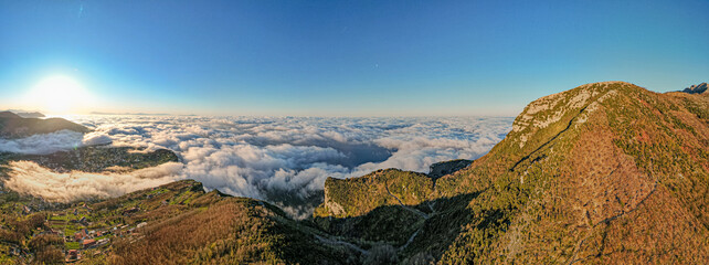 Włochy. Costiera Amalfitana − fragment wybrzeża po południowej stronie Półwyspu Sorrentyńskiego, rozciągający się od Positano na zachodzie do Vietri sul Mare na wschodzie. Podczas porannych mgieł. © Franciszek