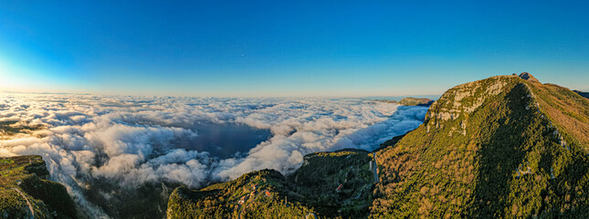 Włochy. Costiera Amalfitana − fragment wybrzeża po południowej stronie Półwyspu Sorrentyńskiego, rozciągający się od Positano na zachodzie do Vietri sul Mare na wschodzie. Podczas porannych mgieł. © Franciszek