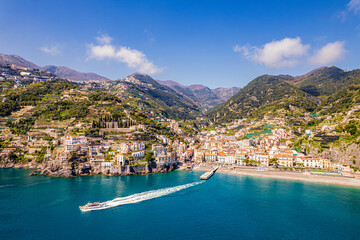 Minori – miejscowość i gmina we Włoszech, w regionie Kampania, w prowincji Salerno, na przepięknym wybrzeżu Amalfi. Panorama z lotu ptaka wiosną. © Franciszek