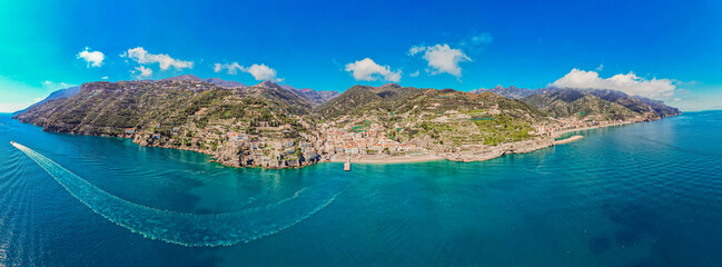 Minori – miejscowość i gmina we Włoszech, w regionie Kampania, w prowincji Salerno, na przepięknym wybrzeżu Amalfi. Panorama z lotu ptaka wiosną. © Franciszek
