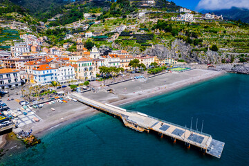 Minori – miejscowość i gmina we Włoszech, w regionie Kampania, w prowincji Salerno, na przepięknym wybrzeżu Amalfi. Panorama z lotu ptaka wiosną. © Franciszek