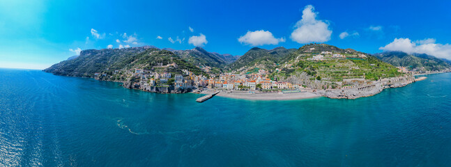 Minori – miejscowość i gmina we Włoszech, w regionie Kampania, w prowincji Salerno, na przepięknym wybrzeżu Amalfi. Panorama z lotu ptaka wiosną.