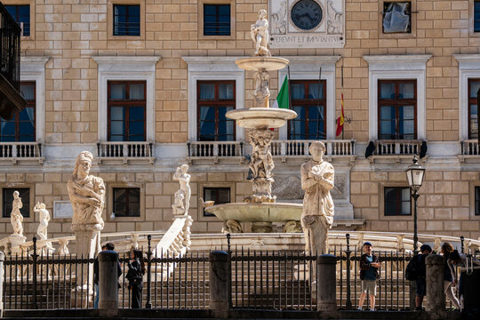 Fountain of Shame, Fontana Pretoria, Piazza Pretoria, Palermo, Sicily, Italy, Europe