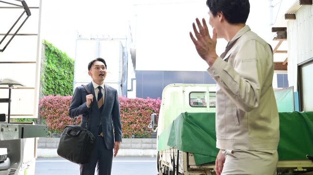 取引先の中小企業に挨拶する信金や外周りの訪問営業マンのビジネスシーン仕事とコミュニケーション動画
