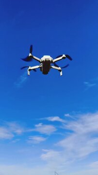 Dron en movimiento en d&iacute;as soleado apto para vuelo