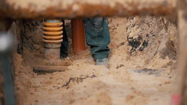 Bauarbeiter mit R&uuml;ttelmaschine auf Baustelle