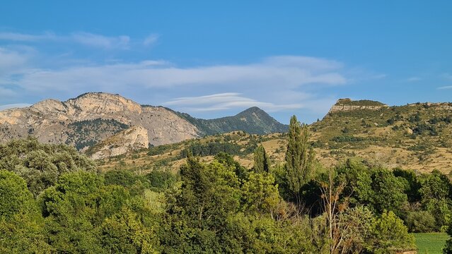 Beau panorama sur le plateau de Saint-Geniez et son rocher du Dromon (Haute-Provence)