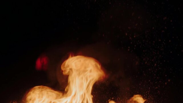 山火事の熾火スローモーション・夜空に舞う燃える火の粉クローズアップ映像