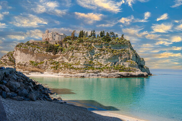 Tropei południowe Włochy, miasto z klifem, na którym zbudowane jest miasto, a także znajdująca się poniżej klifu plaża, której centralnym elementem jest Kościół na Wyspie - Santa Maria Dell'Isola. © Franciszek