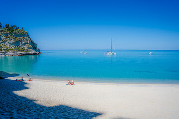 Tropei południowe Włochy, miasto z klifem, na którym zbudowane jest miasto, a także znajdująca się poniżej klifu plaża, której centralnym elementem jest Kościół na Wyspie - Santa Maria Dell'Isola. © Franciszek