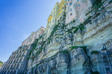 Tropei południowe Włochy, miasto z klifem, na którym zbudowane jest miasto, a także znajdująca się poniżej klifu plaża, której centralnym elementem jest Kościół na Wyspie - Santa Maria Dell'Isola. © Franciszek