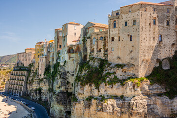 Tropei południowe Włochy, miasto z klifem, na którym zbudowane jest miasto, a także znajdująca się poniżej klifu plaża, której centralnym elementem jest Kościół na Wyspie - Santa Maria Dell'Isola. © Franciszek