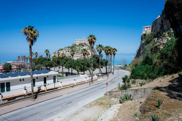 Tropei południowe Włochy, miasto z klifem, na którym zbudowane jest miasto, a także znajdująca się poniżej klifu plaża, której centralnym elementem jest Kościół na Wyspie - Santa Maria Dell'Isola. © Franciszek
