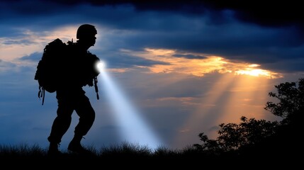 Obraz premium Soldier stands in a field holding a light machine gun while a bright light from his helmet shines in the dark blue sky