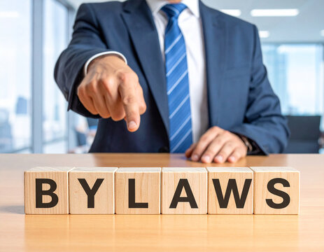 Bylaws - Geschäftsmann zeigt auf das Wort "Bylaws"