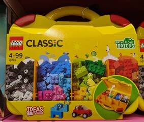 Naklejka premium Maletín de plástico con ladrillos de Lego Classic en una tienda Toy Planet, Madrid, España, 16 de marzo de 2026