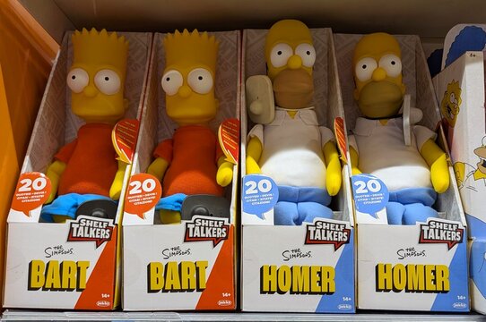 Cajas con mu&ntilde;ecos de Bart y Homer de The Simpsons en estanter&iacute;a de tienda Toy Planet en Madrid, Espa&ntilde;a, 16 de marzo de 2026