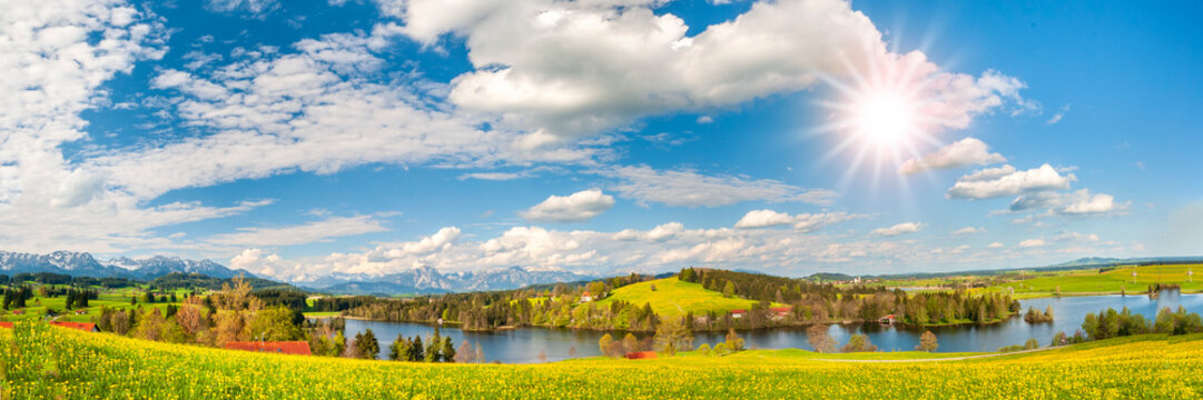 Panorama Landschaft mit Fr&uuml;hlingswiesen im Allg&auml;u mit Blick &uuml;ber den Schwalten Weiher - FOTOMONTAGE