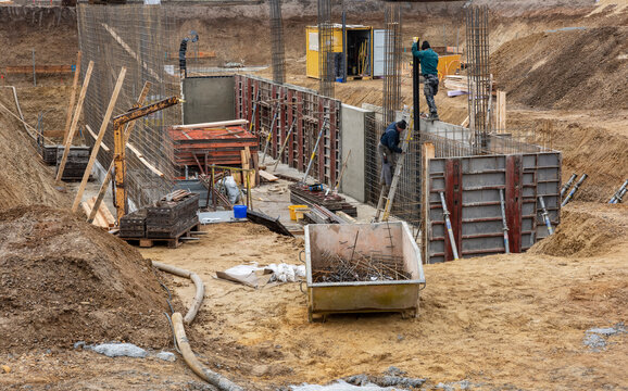 F&uuml;r den Neubau von einem Wohnhaus wird das Fundament betoniert