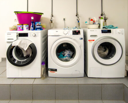 G&uuml;tersloh,Deutschland - 21.04.2026: Verschiedene Waschmittel die auf mehreren Waschmaschinen der Marken MIELE und AEG in einem Waschkeller stehen.	
