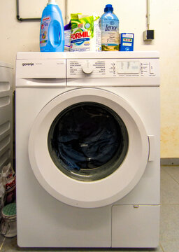 G&uuml;tersloh,Deutschland - 21.04.2026: Verschiedene Waschmittel die auf einer Waschmaschine der Marke GERONJE in einem Waschkeller stehen.	
