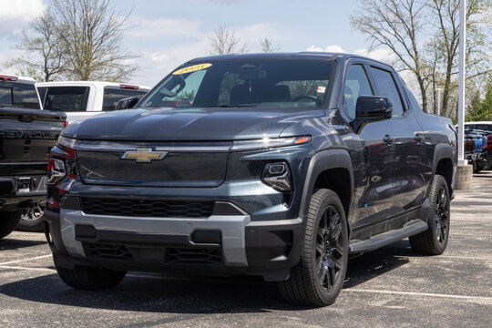 Chevrolet Silverado EV LT Extended Range display. Chevy offers the Silverado EV with up to 408 miles driving range. MY:2025