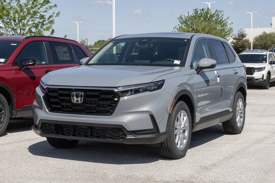 Honda CR-V 1.5T AWD EX Compact SUV Crossover display. Honda offers the CRV with a 1.5L Turbo 4-Cylinder engine. MY:2026