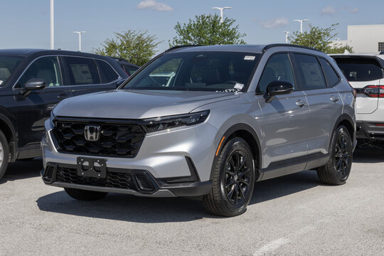 Honda CR-V HYB 2WD Sport Compact SUV Crossover display. Honda offers the CRV with a 2.0L Hybrid 4-Cylinder engine. MY:2026