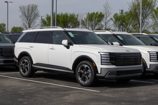 Hyundai Palisade Limited AWD Midsize SUV at a dealership. Hyundai offers the Palisade with a 3.5L V6 engine. MY:2026