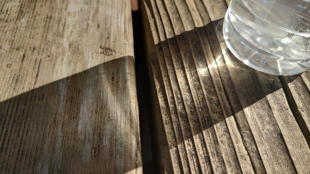 木の板に映し出された水の屈折光