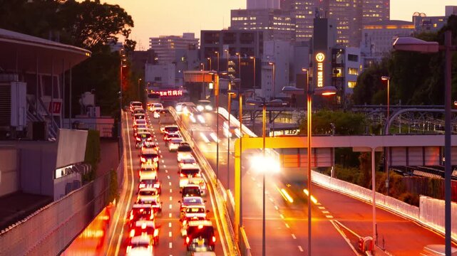 東京・首都高速ラッシュアワー｜夕景から夜景へ流れる光跡タイムラプス