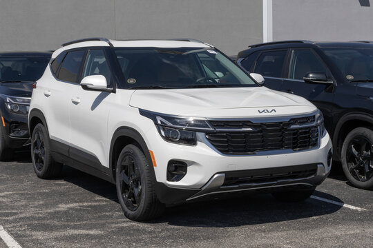 Kia Seltos EX FWD Compact SUV at a dealership. Kia offers the Seltos with a 2.0L MPI 4-Cylinder engine. MY:2026