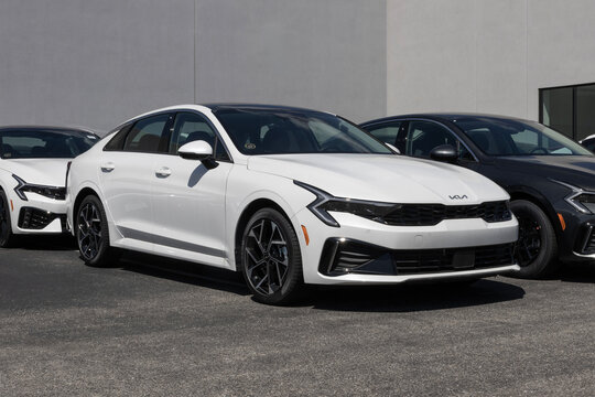 Kia K5 EX FWD Sedan at a dealership. Kia offers the K5 with a 2.5L Direct Injection 4-Cylinder engine. MY:2026