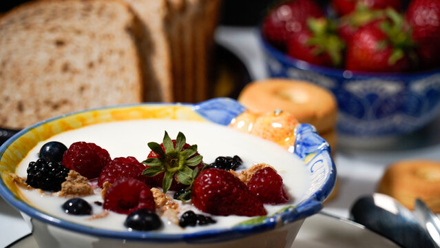 Colazione vegana. Still life di food con latte yogourt biscotti fragole frutti rossi  uova e pane, rappresentazione di colazioneme diterranea a base di alimenti sani