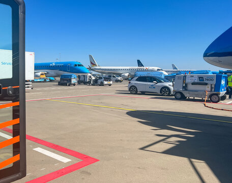 Electric Power Unit for Planes. Airport Ground Support Equipment (GSE) and Aircraft at Schiphol (AMS),  ITW GSE 7400 battery. Electrification, green energy: 21.04.2026 - Amsterdam, Netherlands