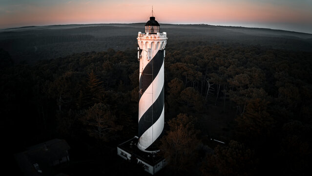 phare Contis couch&eacute; de soleil