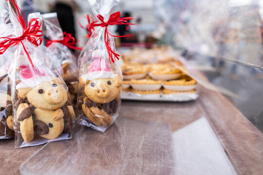 dolci artigianali in vendita esposti ad una bancarella 