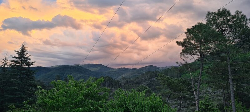 Coucher de soleil sur les montagnes c&eacute;venoles au niveau de la vall&eacute;e Fran&ccedil;aise (parc national des C&eacute;vennes, France)