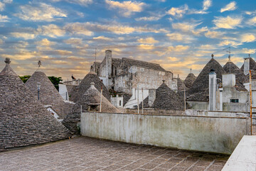 Alberobello miasto we Włoszech, słynie z unikatowych form budownictwa – domów typu trulli, które są okrągłe i mają stożkowate dachy z kamienia. © Franciszek