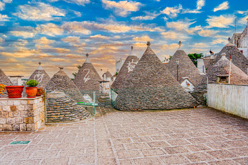 Alberobello miasto we Włoszech, słynie z unikatowych form budownictwa – domów typu trulli, które są okrągłe i mają stożkowate dachy z kamienia. © Franciszek