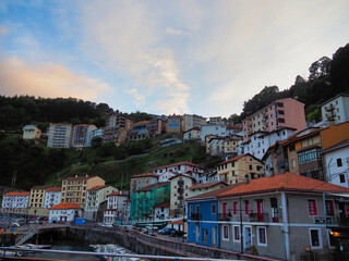 Obraz premium Elantxobe coastal village houses ascending up hillside