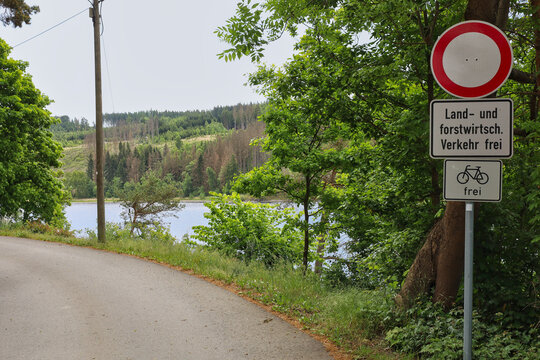 Deutsches Verkehrszeichen Durchfahrt verboten mit Zusatzzeichen f&uuml;r Land- und Forstwirtschaft sowie Radfahrer frei, Saalburg, Th&uuml;ringen