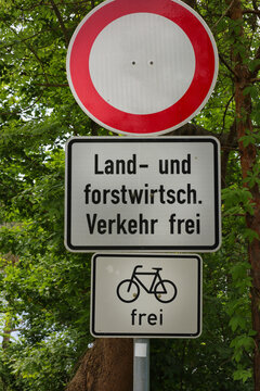 Deutsches Verkehrszeichen Durchfahrt verboten mit Zusatzzeichen f&uuml;r Land- und Forstwirtschaft sowie Radfahrer frei, Saalburg, Th&uuml;ringen