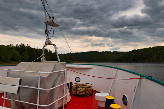 Blick vom Fahrgastschiff Gera &uuml;ber die weite Wasserfl&auml;che der Bleilochtalsperre auf die H&uuml;gellandschaft, Saalburg, Saale-Orla-Kreis, Th&uuml;ringen, Deutschland