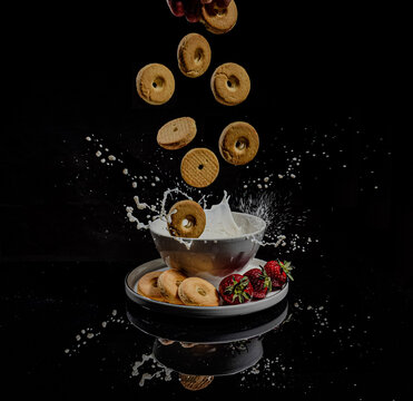 still life fluttuante con effetto splash, biscotti che cadono nella tazza di latte