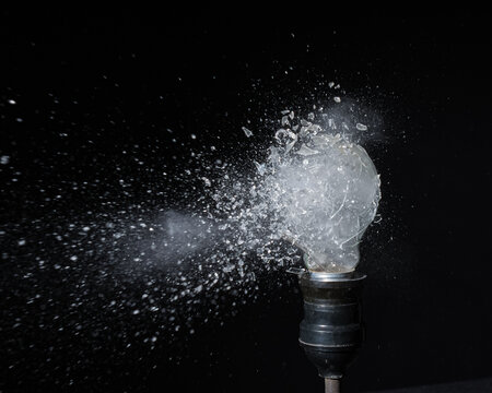 bombilla de luz explotando por una bala