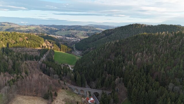 die Viadukte der Wechselbahn eingebettet in die Landschaft der Wechselregion, Aspang, Nieder&ouml;sterreich