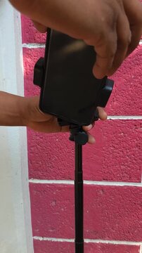 Fixing a Smartphone Holder onto a Monopod Pole